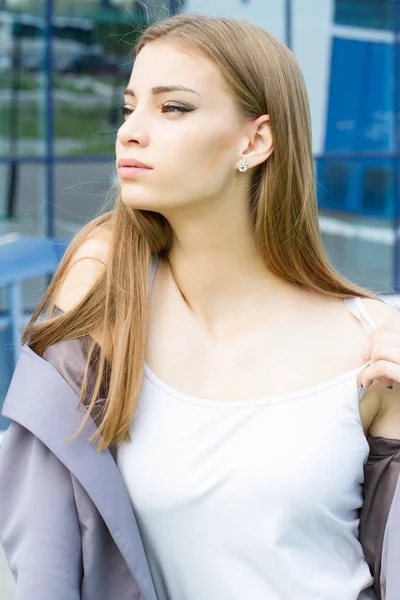 Chica Joven Traje Negocios Sienta Banco Fondo Edificio Oficinas — Foto de Stock