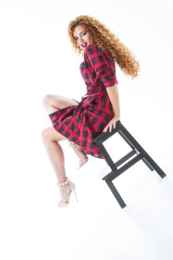 Kızıl saçlı duygusal kız. Beyaz arka plan üzerine stüdyo portresi