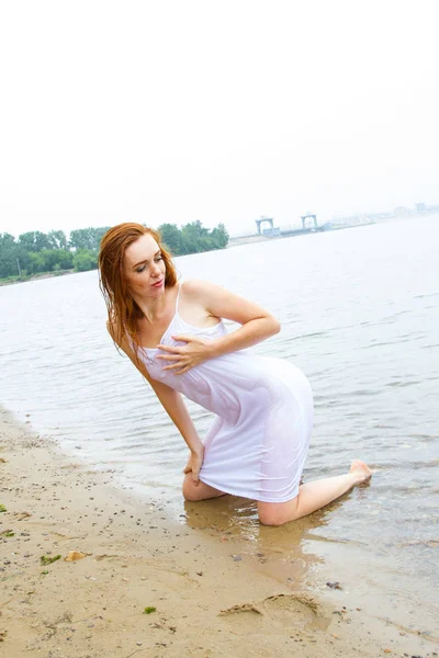 Junges Mädchen Badet Weißen Kurzen Kleid Einem Offenen Teich — Stockfoto