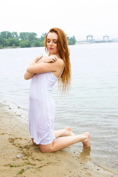 Jovem Menina Banha Vestido Curto Branco Uma Lagoa Aberta — Fotografia de Stock