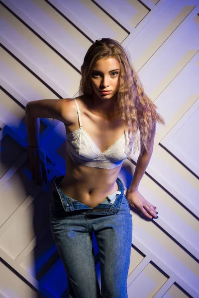 Chica Joven Jeans Sujetador Encaje Retrato Estudio —  Fotos de Stock