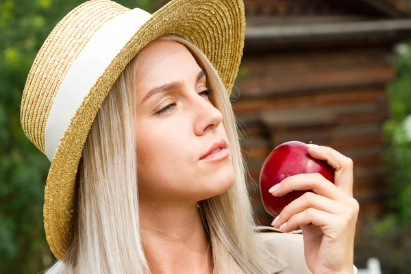 Young Blonde Straw Hat Holds Red Apple Her Hand — Stock Photo, Image