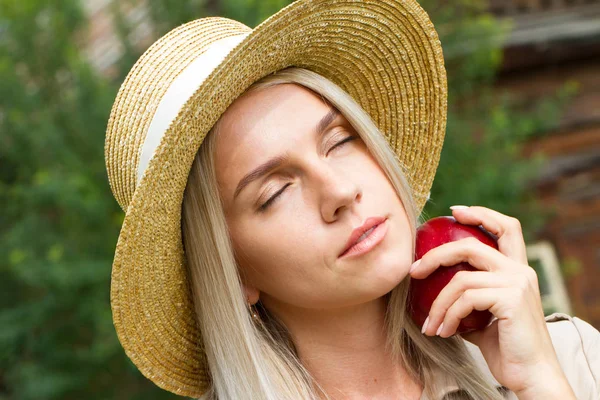 Young Blonde Straw Hat Holds Red Apple Her Hand — Stock Photo, Image