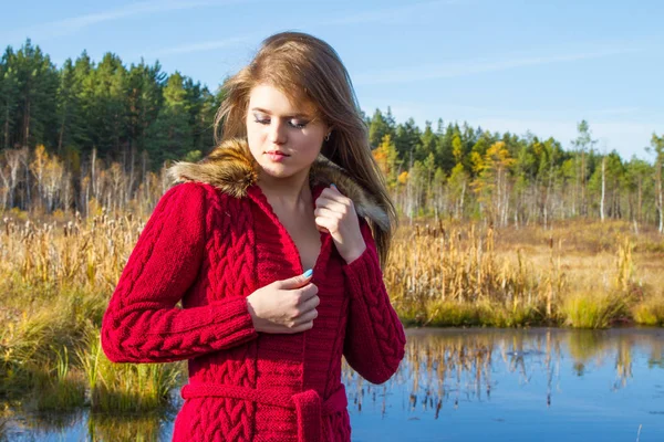 秋の湖のほとりにある少女 — ストック写真