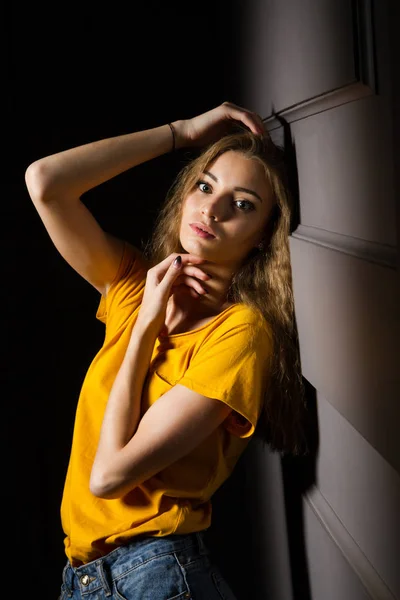 Una Chica Con Una Camiseta Amarilla Cuarto Oscuro Retrato Estudio — Foto de Stock