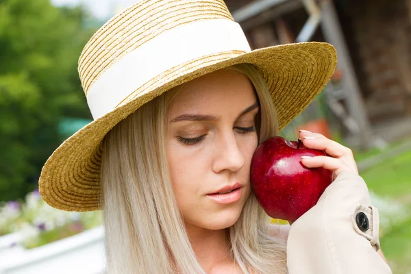 Beautiful Young Blonde Straw Hat Holds Red Apple Her Hands — Stock Photo, Image