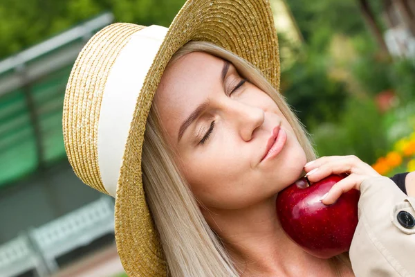 Beautiful Young Blonde Straw Hat Holds Red Apple Her Hands — Stock Photo, Image