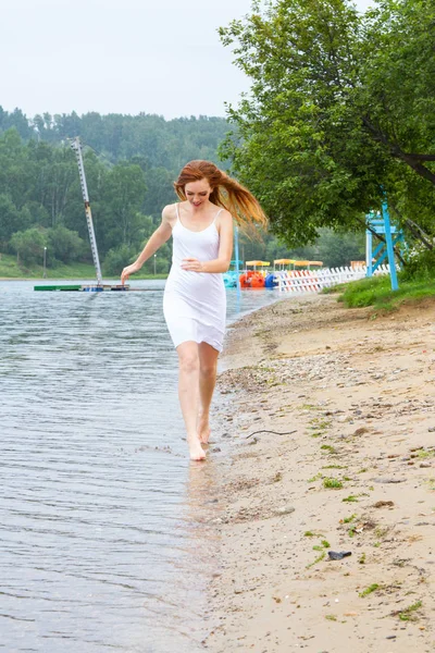 Rudowłosy Młoda Dziewczyna Białej Sukni Biegnie Wzdłuż Brzegu Plaży — Zdjęcie stockowe