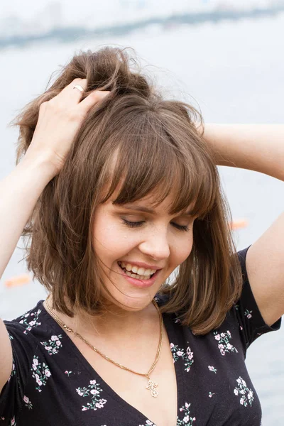 Chica Emocional Con Corte Pelo Corto Orilla Estanque — Foto de Stock