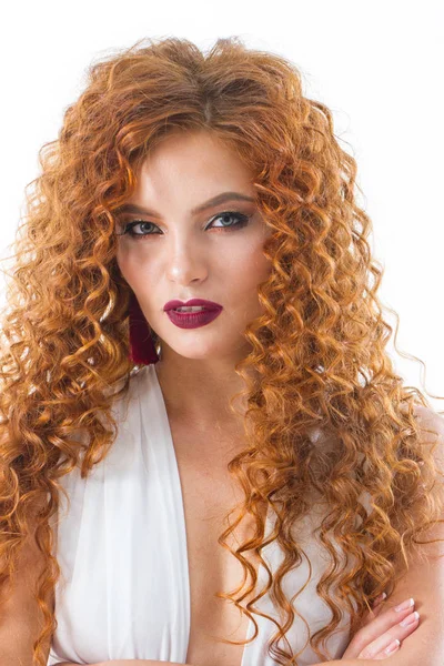 Beyaz arka planda parlak makyajlı kızıl saçlı kız. Stüdyo portresi.