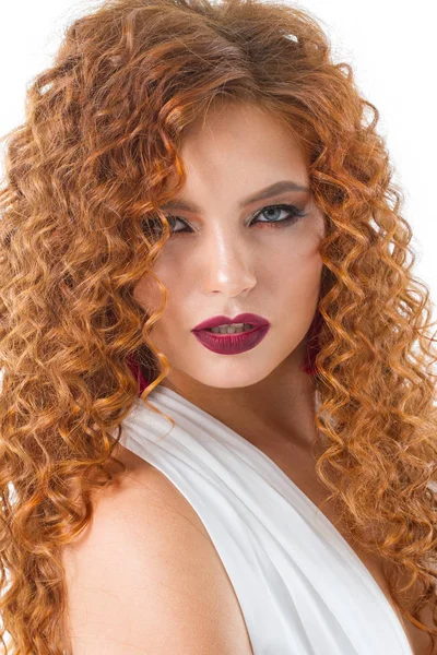 Beyaz arka planda parlak makyajlı kızıl saçlı kız. Stüdyo portresi.