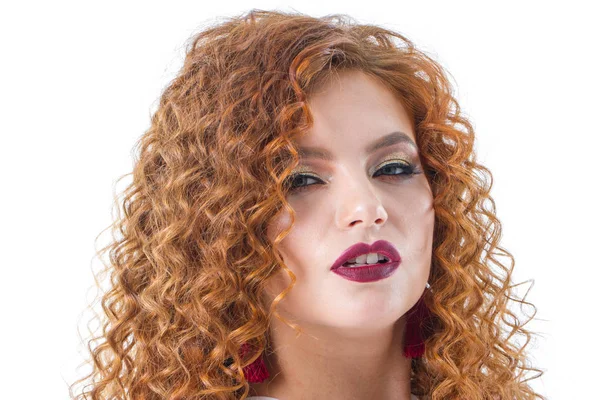 Beyaz arka planda parlak makyajlı kızıl saçlı kız. Stüdyo portresi.