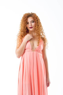 Beyaz arka planda parlak makyajlı kızıl saçlı kız. Stüdyo portresi.