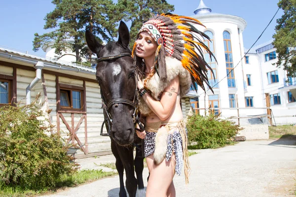 Flicka Klädd Som Indisk Med Häst — Stockfoto
