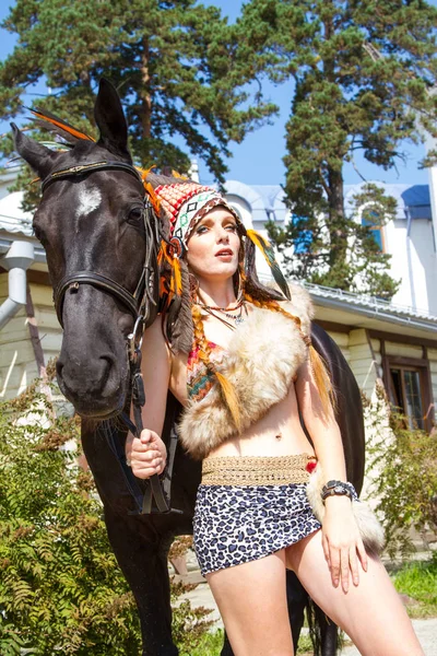 Meisje Gekleed Als Een Indiaan Met Een Paard — Stockfoto