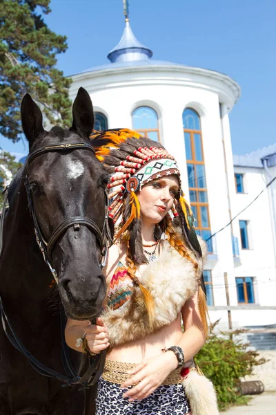 Девушка Костюме Индианки Лошадью — стоковое фото