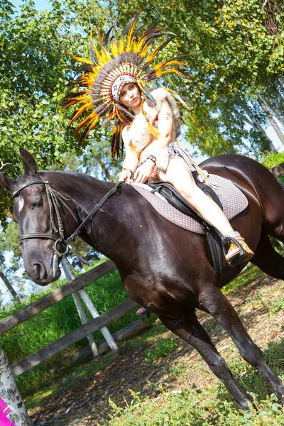 馬とインディアンの格好をした少女 — ストック写真