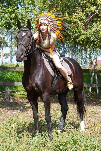 Menina Vestida Como Índio Com Cavalo — Fotografia de Stock