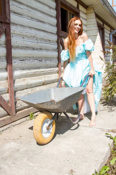 Mädchen Abendkleid Rollt Eine Schubkarre Vor Sich Her — Stockfoto