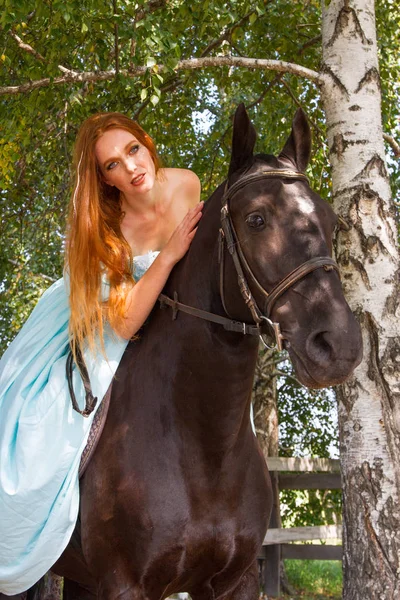 Menina Vestido Noite Montando Cavalo — Fotografia de Stock