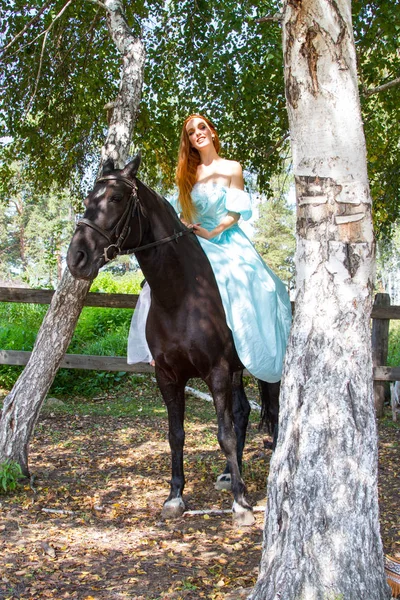 Flicka Aftonklänning Ridning Häst — Stockfoto