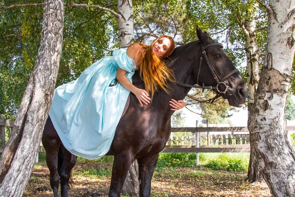 馬に乗ってイブニングドレスの女の子 — ストック写真