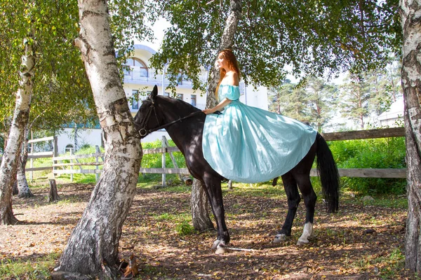 Flicka Aftonklänning Ridning Häst — Stockfoto