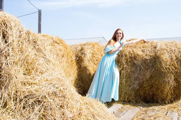 Girl Long Evening Dress Bale Straw — Stock Photo, Image