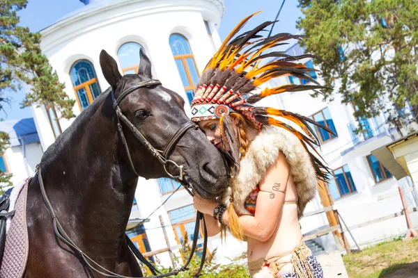 Girl Dressed Indian Warrior Stands Next Horse — Stock Photo, Image