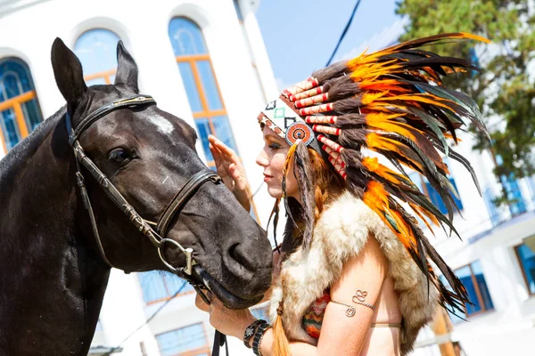 Menina Vestida Como Guerreiro Indiano Fica Lado Cavalo — Fotografia de Stock