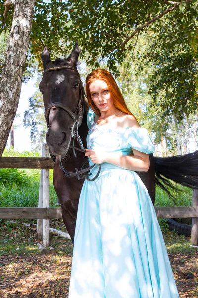Mädchen Langem Kleid Steht Mit Pferd Einem Birkenhain — Stockfoto