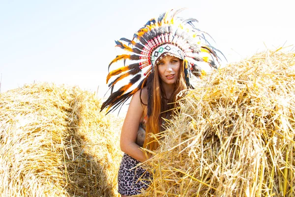 Menina Vestida Como Guerreiro Indiano Entre Fardos Palha — Fotografia de Stock