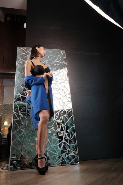 Bir ayna parçalarının arka plan üzerinde mavi bir ceket Asya