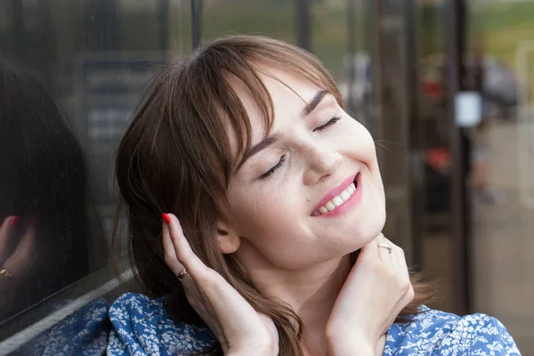 Retrato Uma Jovem Garota Emocional Com Sardas Rosto — Fotografia de Stock