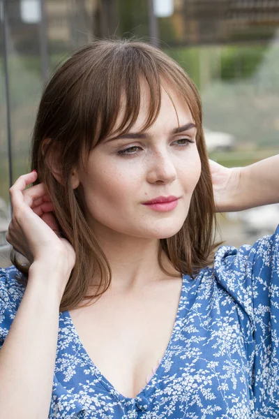 Retrato Una Joven Emocional Con Pecas Cara — Foto de Stock