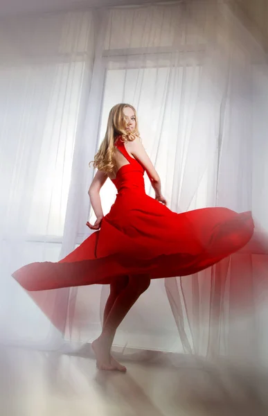 Piękna Blondynka Czerwonej Sukni Tańczy Tle Okna — Zdjęcie stockowe