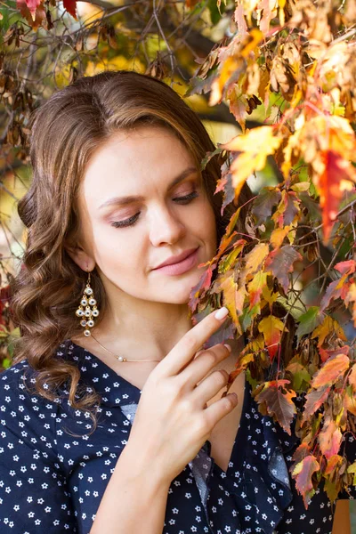 Niña Posando Sobre Fondo Pintoresco Bosque Otoño — Foto de Stock