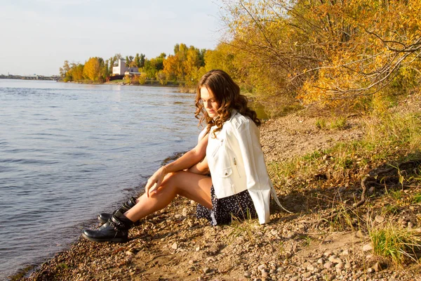 Niña Posando Las Orillas Del Angara Retrato Otoño —  Fotos de Stock