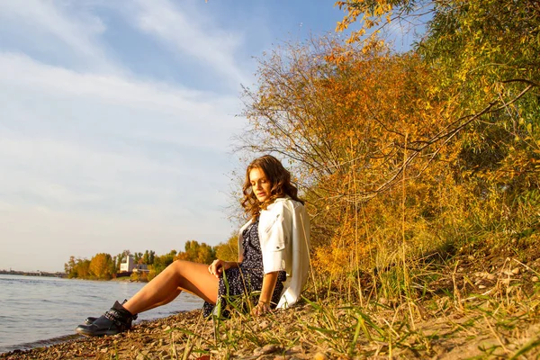 Niña Posando Las Orillas Del Angara Retrato Otoño —  Fotos de Stock