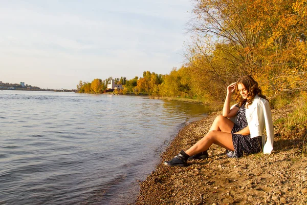 Young Girl Posing Banks Angara Autumn Portrait — Stock Photo, Image