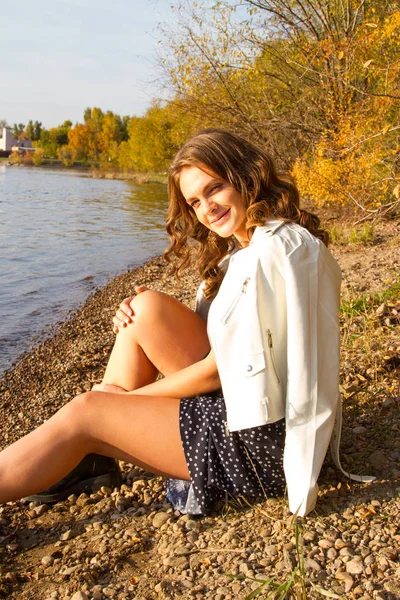 Junges Mädchen Das Ufer Des Angara Posiert Herbstporträt — Stockfoto