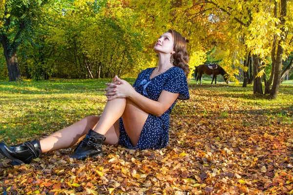 Młoda Dziewczyna Pozuje Jesiennym Lesie Portret Jesienny — Zdjęcie stockowe