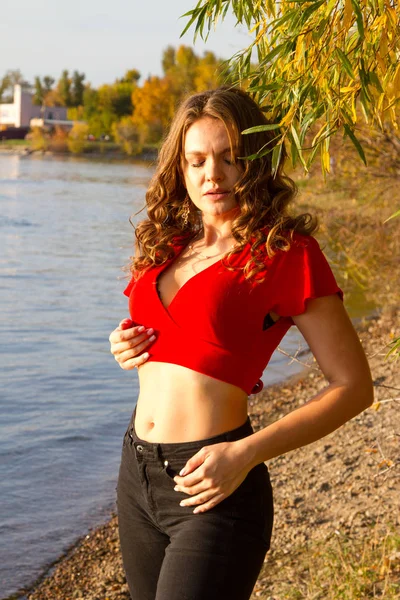 Young Girl Posing River Bank Autumn Portrait — Stock Photo, Image
