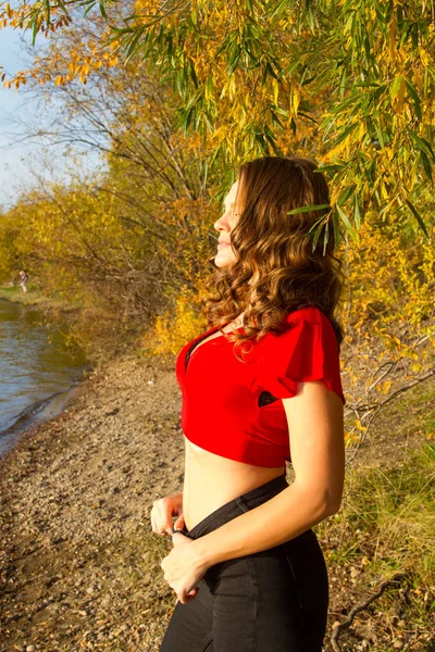 Niña Posando Orilla Del Río Retrato Otoño — Foto de Stock