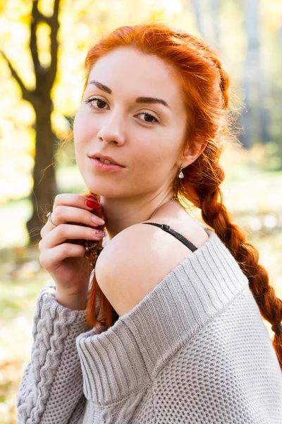 Młoda Dziewczyna Pozuje Jesiennym Parku Portret Jesienny — Zdjęcie stockowe