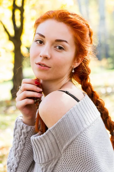 Young Girl Posing Autumn Park Autumn Portrait — Stock Photo, Image