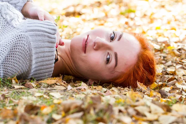 Молодая Девушка Позирует Осеннем Парке Осенний Портрет — стоковое фото