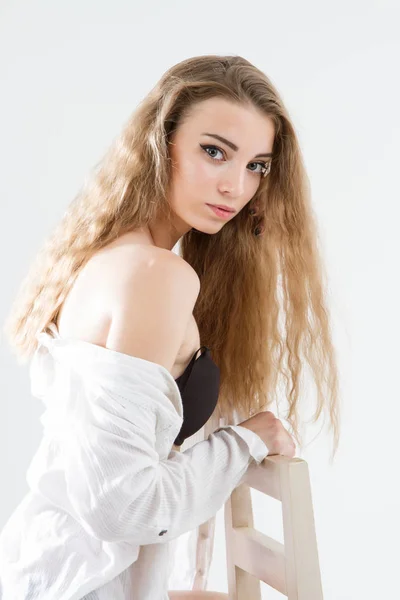Jong Meisje Poseren Een Wit Hemd Voor Mannen Zwarte Lingerie — Stockfoto