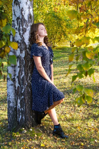 Mädchen Langen Kleid Spaziert Durch Den Herbstpark — Stockfoto