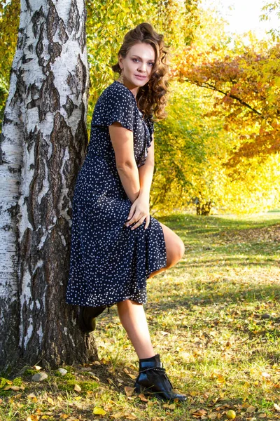 Девушка Длинном Платье Прогуливается Осеннему Парку — стоковое фото